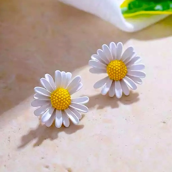Cute White Daisy Flower Stud Earrings - Picture 1 of 3